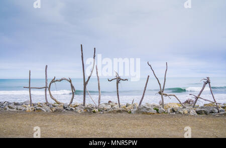 Eine 3D-Namen aus Treibholz am Strand von Hokitika, West Coast South Island, Neuseeland Stockfoto