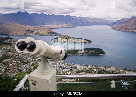 Feste Fernglas an der Oberseite der Skyline Gondola zeigt der Blick auf Queenstown und den Lake Wakatipu in Neuseeland Stockfoto