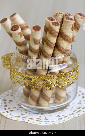 Wafer roll Sticks creme Brötchen in einer Schale Stockfoto