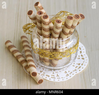 Wafer roll Sticks creme Brötchen in einer Schale Stockfoto