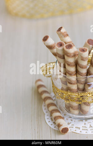 Wafer roll Sticks creme Brötchen in einer Schale Stockfoto