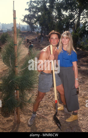 LOS ANGELES, Ca - 1. Dezember: (L-R) Schauspieler Matt Lattanzi und Sängerin Olivia Newton-John teilzunehmen Baumpflanzung Wiederaufforstung Ereignis am 1. Dezember 1990 in Los Angeles, Kalifornien. Foto von Barry King/Alamy Stock Foto Stockfoto