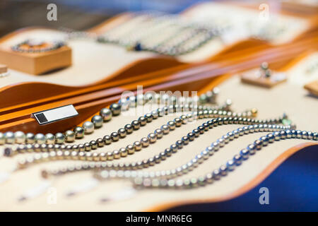 Black Pearl Schmuck in einem Schaufenster Stockfoto