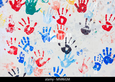 Hintergrund der bunten Hand druckt auf einer Wand Stockfoto