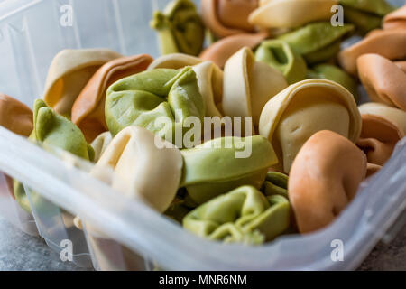 Farbige rohe Nudeln Tortellini in Kunststoffbox Multicolor/Bunt oder Tri gefärbt. Roh Essen. Stockfoto