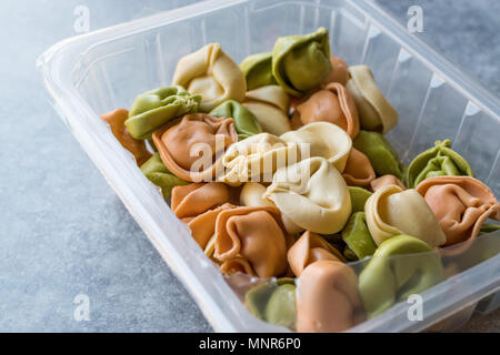 Farbige rohe Nudeln Tortellini in Kunststoffbox Multicolor/Bunt oder Tri gefärbt. Roh Essen. Stockfoto