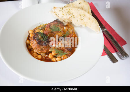 Traditionelle türkische Mahlzeit von Lamm, Frikadellen, Kuzu Köfte, mit Fladenbrot. Stockfoto