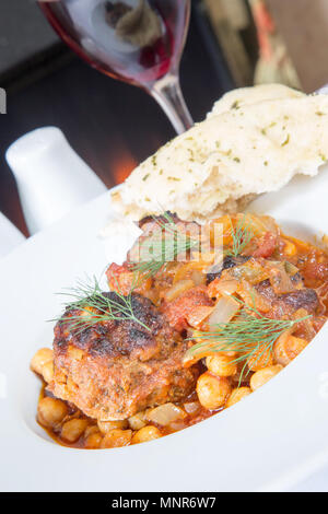 Traditionelle türkische Mahlzeit von Lamm, Frikadellen, Kuzu Köfte, mit Fladenbrot. Stockfoto