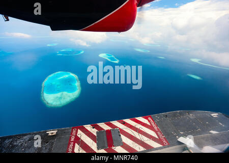 Luftaufnahme der Malediven Atoll und Riffe gesehen von einem Wasserflugzeug Stockfoto