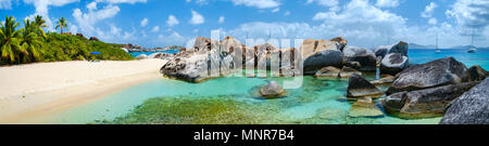 Panorama der Bäder Strand Virgin Gorda, Britische Jungferninseln mit türkisfarbenem Wasser und riesige Granitfelsen, ideal für Banner Stockfoto