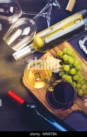 Rot und wite Wein in Gläsern mit Trauben Obst, Ansicht von oben getonten Bild Stockfoto