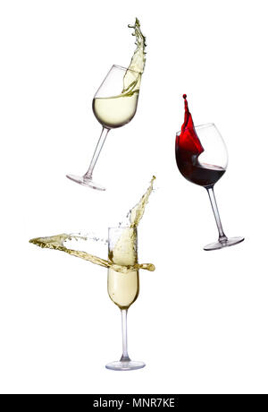 Hohes Glas mit immer noch weiss Wein, Sekt mit Spritzern auf weißem Hintergrund Stockfoto