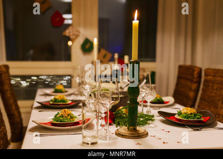Schöne Tabelle Einstellung für Weihnachtsfeier oder Neues Jahr Feier bei Familie home Stockfoto