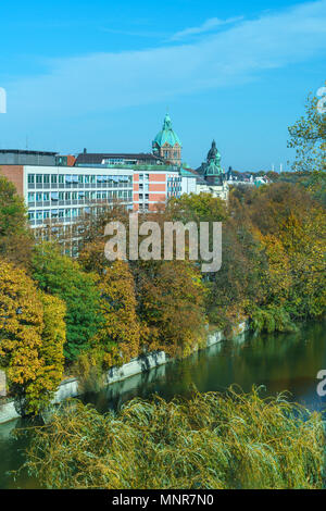 St. Lukas Kirche in der Nähe von Isar und Brücke Wehrsteg, München, Deutschland Stockfoto