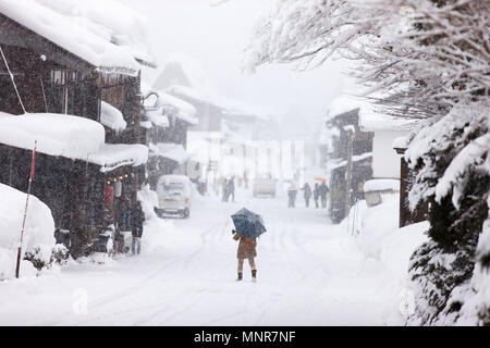 Historischen japanischen Dorf Shirakawa-go im Winter unter starker Schneefall - Wahrzeichen von Japan Stockfoto