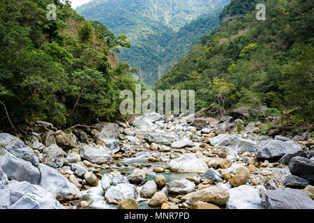 Blick auf den Fluss mit Felsen entlang Shakadang Trail im Taroko Gorge National Park in Hualien Taiwan Stockfoto
