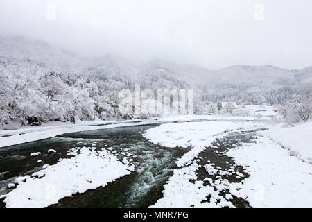 Shogawa Fluss und historischen japanischen Dorf Shirakawa-go im Winter, einer von Japans UNESCO-Welterbe Stockfoto