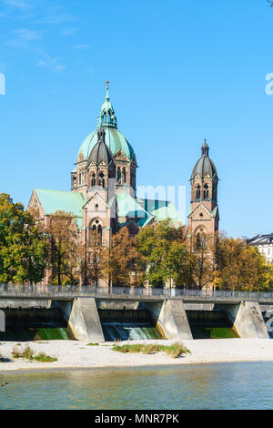 St. Lukas Kirche in der Nähe von Isar und Brücke Wehrsteg, München, Deutschland Stockfoto