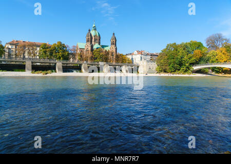 St. Lukas Kirche in der Nähe von Isar und Brücke Wehrsteg, München, Deutschland Stockfoto