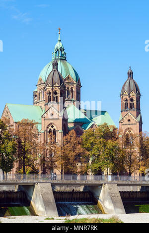 St. Lukas Kirche in der Nähe von Isar und Brücke Wehrsteg, München, Deutschland Stockfoto