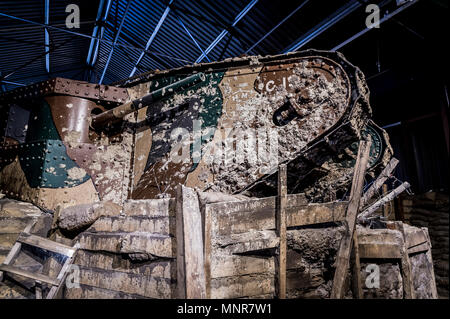 British WWI Kampfpanzer wie während der Somme Offensive im Tank Museum Bovington Camp verwendet Stockfoto