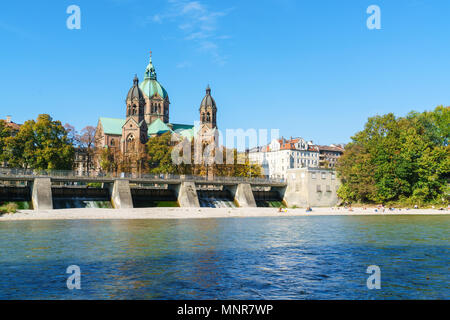 St. Lukas Kirche in der Nähe von Isar und Brücke Wehrsteg, München, Deutschland Stockfoto