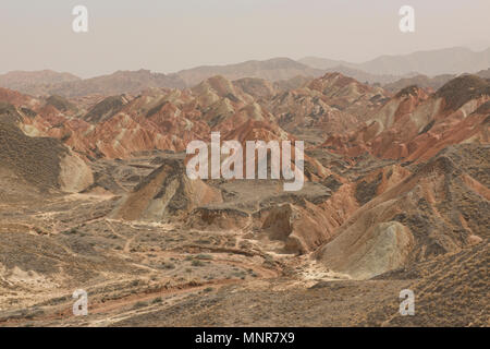 Leuchtend bunte Sandstein in Zhangye Danxia Relief geologischen Park, Gansu, China Stockfoto