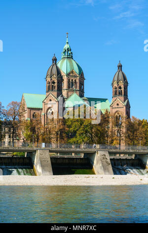 St. Lukas Kirche in der Nähe von Isar und Brücke Wehrsteg, München, Deutschland Stockfoto