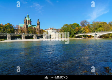 St. Lukas Kirche in der Nähe von Isar und Brücke Wehrsteg, München, Deutschland Stockfoto