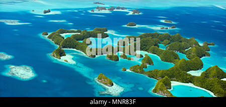 Wunderschöne Aussicht auf 70 Inseln in Palau von oben. Breites panorama ideal für Banner. Stockfoto