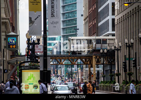 CHICAGO, USA, 10. August 2017 Menschen walkin in den Straßen von Chicago. Stockfoto