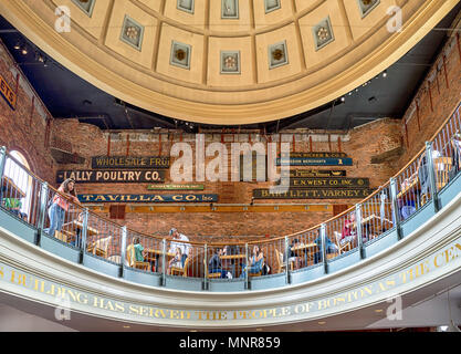 BOSTON - 11. Juli: die Menschen besuchen Sie berühmte Quincy Market am 11. Juli 2017 in Boston. Quincy Markt stammt aus dem Jahre 1825 und ist ein wichtiges Reiseziel in Stockfoto