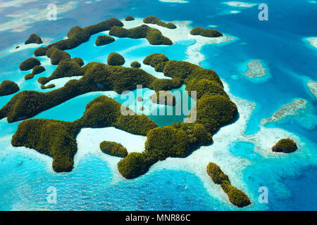 Schöne Aussicht auf den tropischen 70 Islands National Park in Palau von oben Stockfoto
