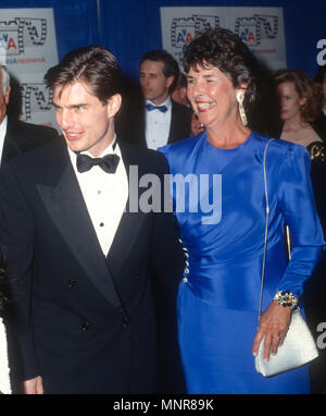 BEVERLY HILLS, Ca - 12. Januar: Schauspieler Tom Cruise und seine Mutter Maria Lee Pfeiffer besuchen Amerikanische Kino Auszeichnungen am 12. Januar 1991 im Beverly Hilton Hotel in Beverly Hills, Kalifornien. Foto von Barry King/Alamay Foto Stockfoto