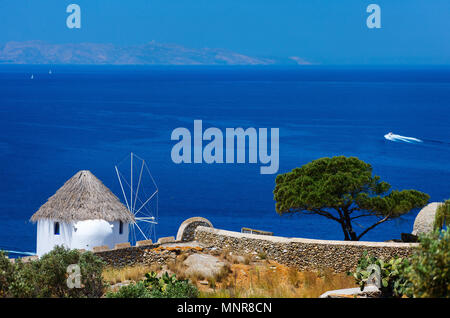 Weiß griechische Mühle mit Blick auf das Mittelmeer auf der Insel Mykonos, Griechenland, Europa Stockfoto