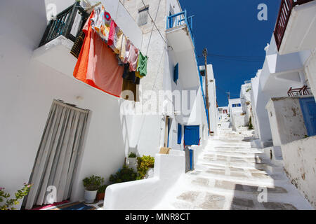 Typische Straße der griechischen traditionellen Dorf mit weißen Wänden und bunten Türen, Fenster und Balkone auf der Insel Mykonos, Griechenland, Europa Stockfoto