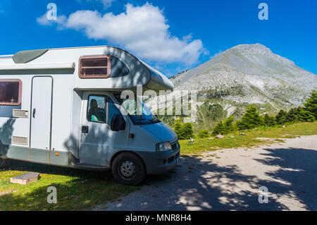 Camping mit einem Wohnmobil in der Nähe von Mountain Dirfi in Evia Griechenland Stockfoto