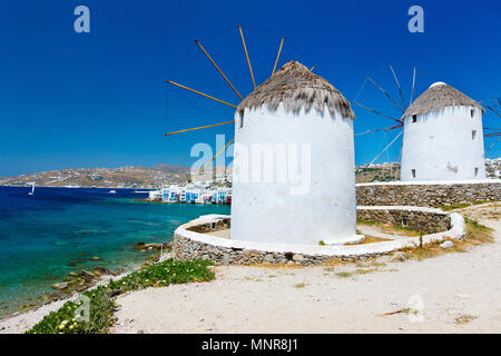 Weiß griechischen Windmühlen mit Blick auf Klein Venedig beliebtes Reiseziel am traditionellen Dorf auf der Insel Mykonos, Griechenland, Europa Stockfoto