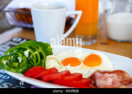 Nahaufnahme von einem Frühstück mit Spiegelei und Gemüse Stockfoto