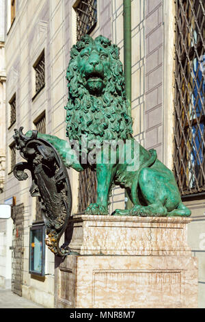 Bronze lion (19.) Vor der Alten Residenz, dem ehemaligen königlichen Palast der Wittelsbacher, München, Deutschland Stockfoto