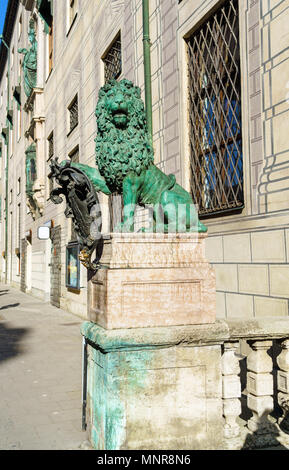 Bronze lion (19.) Vor der Alten Residenz, dem ehemaligen königlichen Palast der Wittelsbacher, München, Deutschland Stockfoto