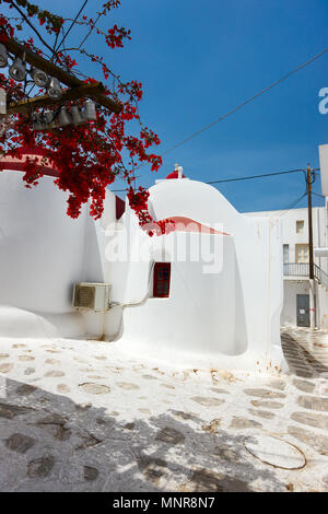 Typische Straße der griechischen traditionellen Dorf mit weißen Wänden und bunten Türen, Fenster und Balkone auf der Insel Mykonos, Griechenland, Europa Stockfoto