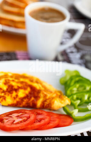 Köstliches Frühstück mit Omelette und Gemüse Stockfoto