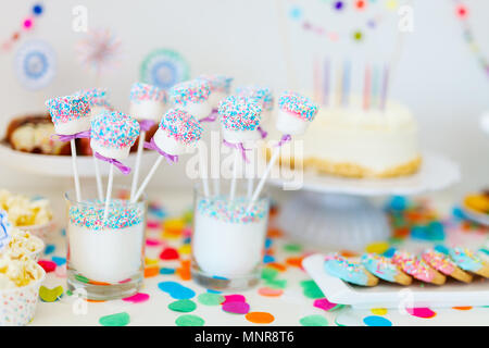 Kuchen, Süßigkeiten, Marshmallows, cakepops, Früchte und andere Süßigkeiten auf Desserttellern tisch Kindergeburtstag Stockfoto