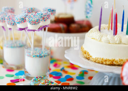 Kuchen, Süßigkeiten, Marshmallows, cakepops, Früchte und andere Süßigkeiten auf Desserttellern tisch Kindergeburtstag Stockfoto