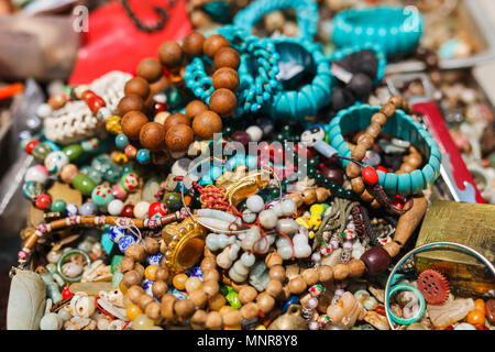 Schmuck Halsketten und Vintage Armbänder zum Verkauf auf Flohmarkt Stockfoto