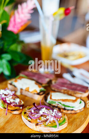 Verschiedene Arten von Frische, hausgemachte knusprige italienische Vorspeise Bruschetta Stockfoto