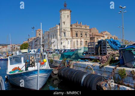 Fischerboot im Hafen von La Ciotat, hinter dem Museum Musée Ciotaden, Bouches-du-Rhône der Region Provence-Alpes-Côte d'Azur, Südfrankreich, Frankreich, Europa Stockfoto