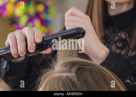 Nahaufnahme der Friseur die Haare glätten Stockfoto