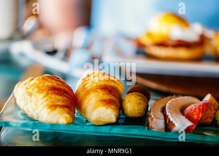 Auswahl an frisch gebackenen Kuchen serviert zum Frühstück Stockfoto